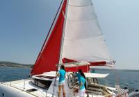 besætning på dæk af multihull yacht sejler